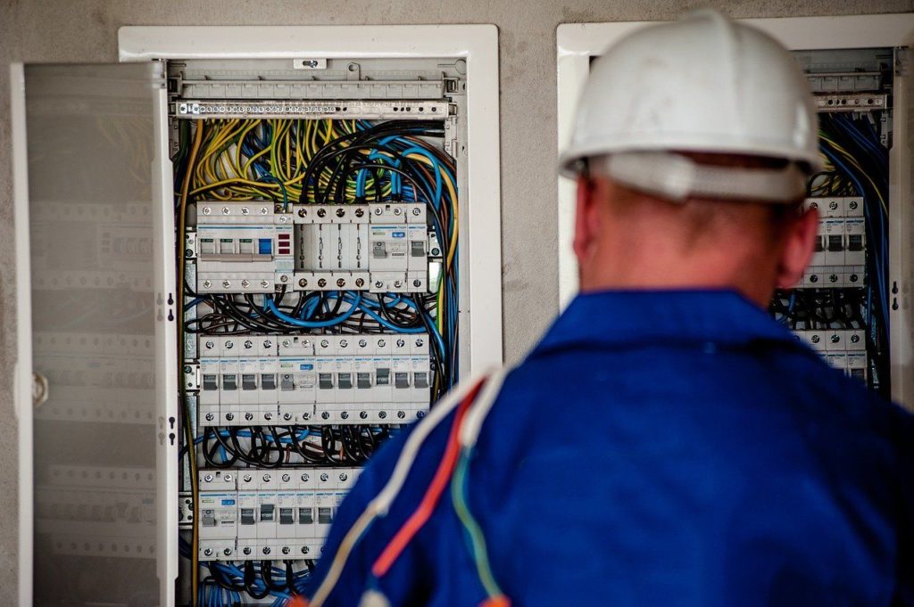 Souverän mit Spannung arbeiten – mit der richtigen Berufskleidung für Elektriker
